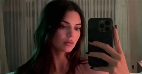 kendall nuda|Kendall Jenner poses naked for sultry mirror video as fans go。